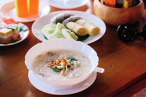 Free daily local cuisine breakfast - Roomquest Rimrabeang Amphawa Floating Market (Amphawa)
