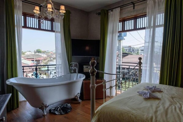 Junior Room, Non Smoking, River View | Bathroom | Hair dryer, slippers - Roomquest Rimrabeang Amphawa Floating Market (Amphawa)