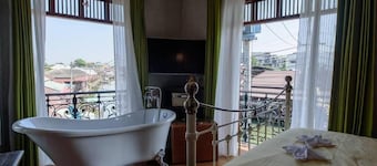 Roomquest Rimrabeang Amphawa Floating Market