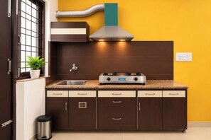 Deluxe Apartment | Private kitchen | Fridge, stovetop, dining table - Lime Tree Studio Near Fortis Gurgaon (Gurugram)
