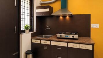 Deluxe Apartment | Private kitchen | Fridge, stovetop, dining table