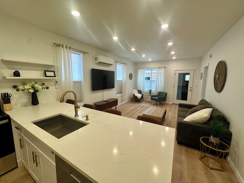 White Lotus

Historic home minutes from all the main attractions! 