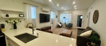 White Lotus

Historic home minutes from all the main attractions! 