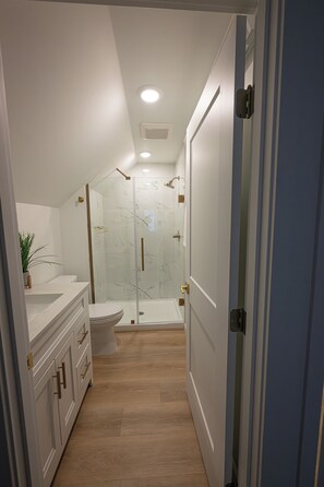 Dusche, Haartrockner, Handtücher, Seife