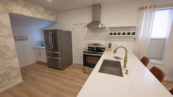 ثلاجة، ميكروويف، فرن، موقد طهي مسطح