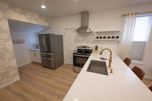 Refrigerador, microondas, horno y parrilla de estufa 