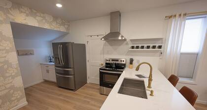 White Lotus
Historic home minutes from all the main attractions!