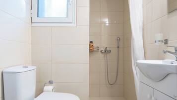 Haartrockner, Handtücher, Seife, Toilettenpapier