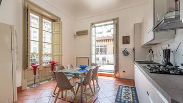 Apartamento | Cozinha privada | Máquina de café expresso, chaleira elétrica