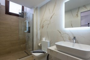 Secador de cabelo, toalhas de banho, sabonete, shampoo