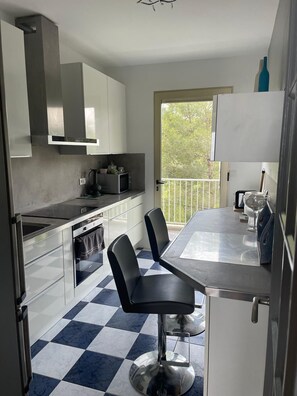 Frigorifero, microonde, forno, piano cottura