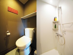Shower, perlengkapan mandi gratis, pengering rambut, dan sandal