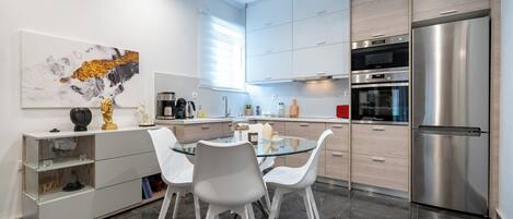 冷蔵庫、電子レンジ、オーブン、コーヒー / ティーメーカー