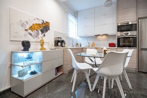 Jääkaappi, mikroaaltouuni, uuni, kahvin-/teenkeitin