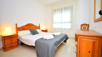 Strykejern/-brett, wi-fi (mot et tillegg) og sengetøy