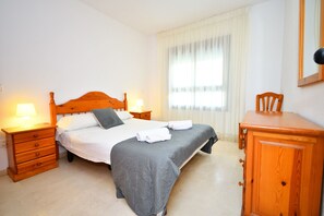 Tabla de planchar con plancha, wifi y ropa de cama 