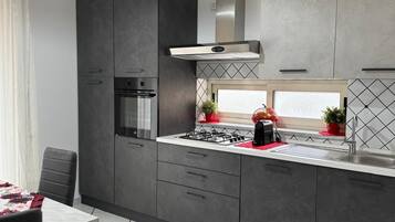 Frigorifero, microonde, forno, piano cottura