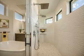 Dusche, Haartrockner, Handtücher, Seife