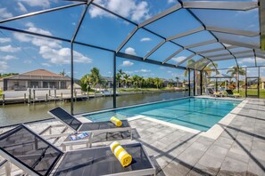 Utomhuspool och uppvärmd pool