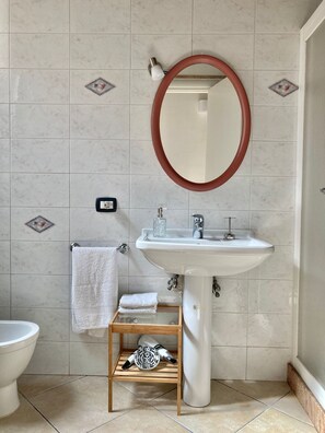 Doccia, asciugacapelli, bidet, asciugamani
