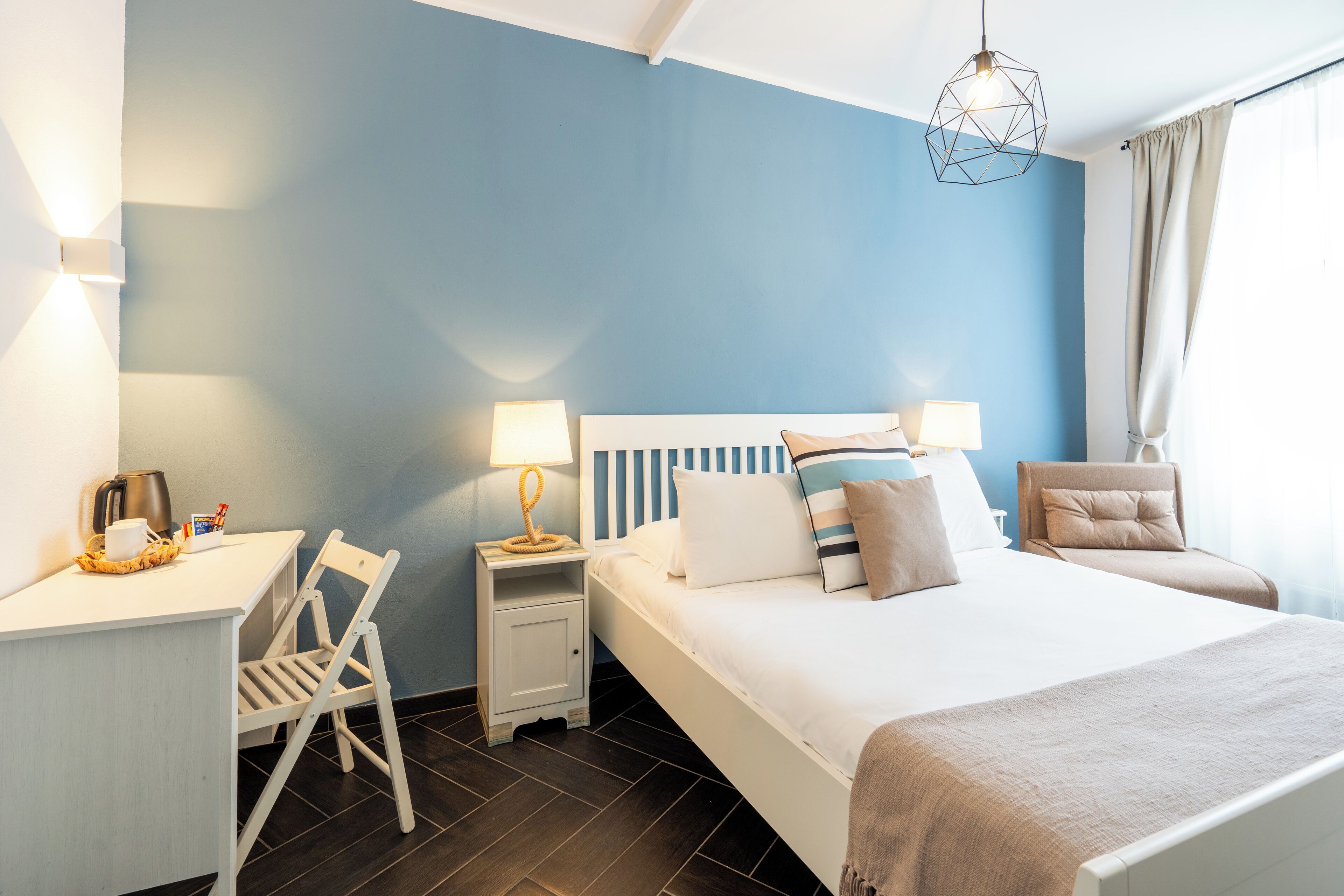 Escritorio, espacio para trabajar con laptop y cunas gratuitas 