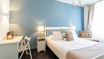 Een bureau, een laptopwerkplek, gratis babybedden, gratis wifi