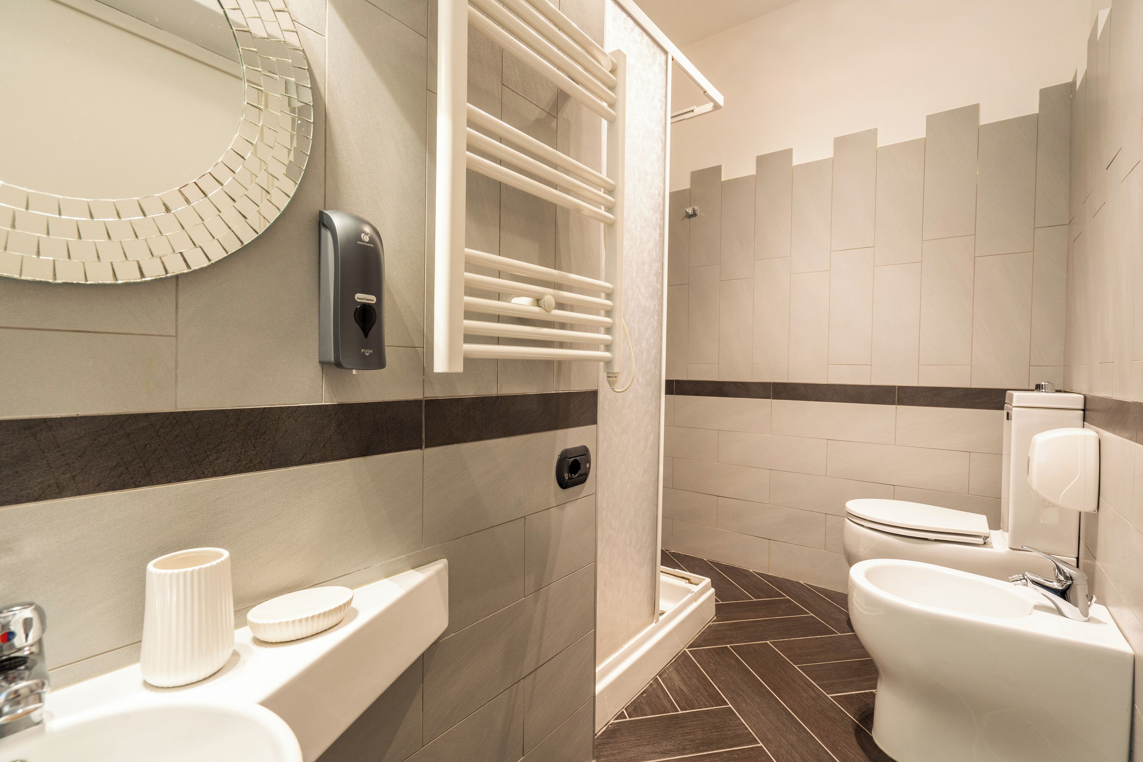 Ducha, secador de pelo, toallas, jabón