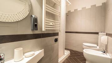 Een douche, een haardroger, handdoeken, zeep