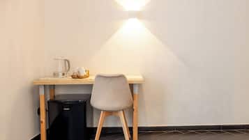 Een bureau, een laptopwerkplek, gratis babybedden, gratis wifi