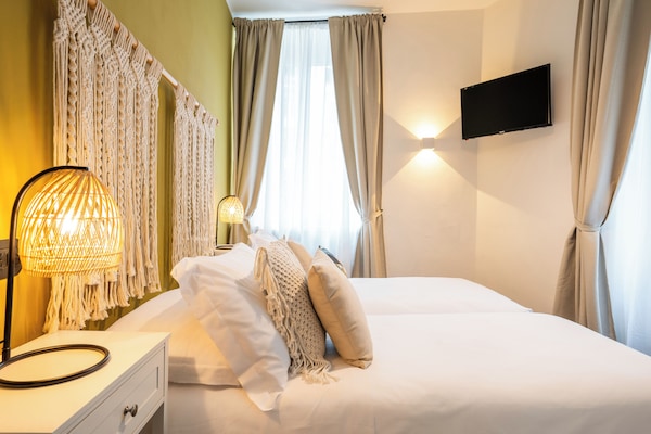 Neljän hengen comfort-huone | Työpöytä, kannettavalle tietokoneelle sopiva työtila