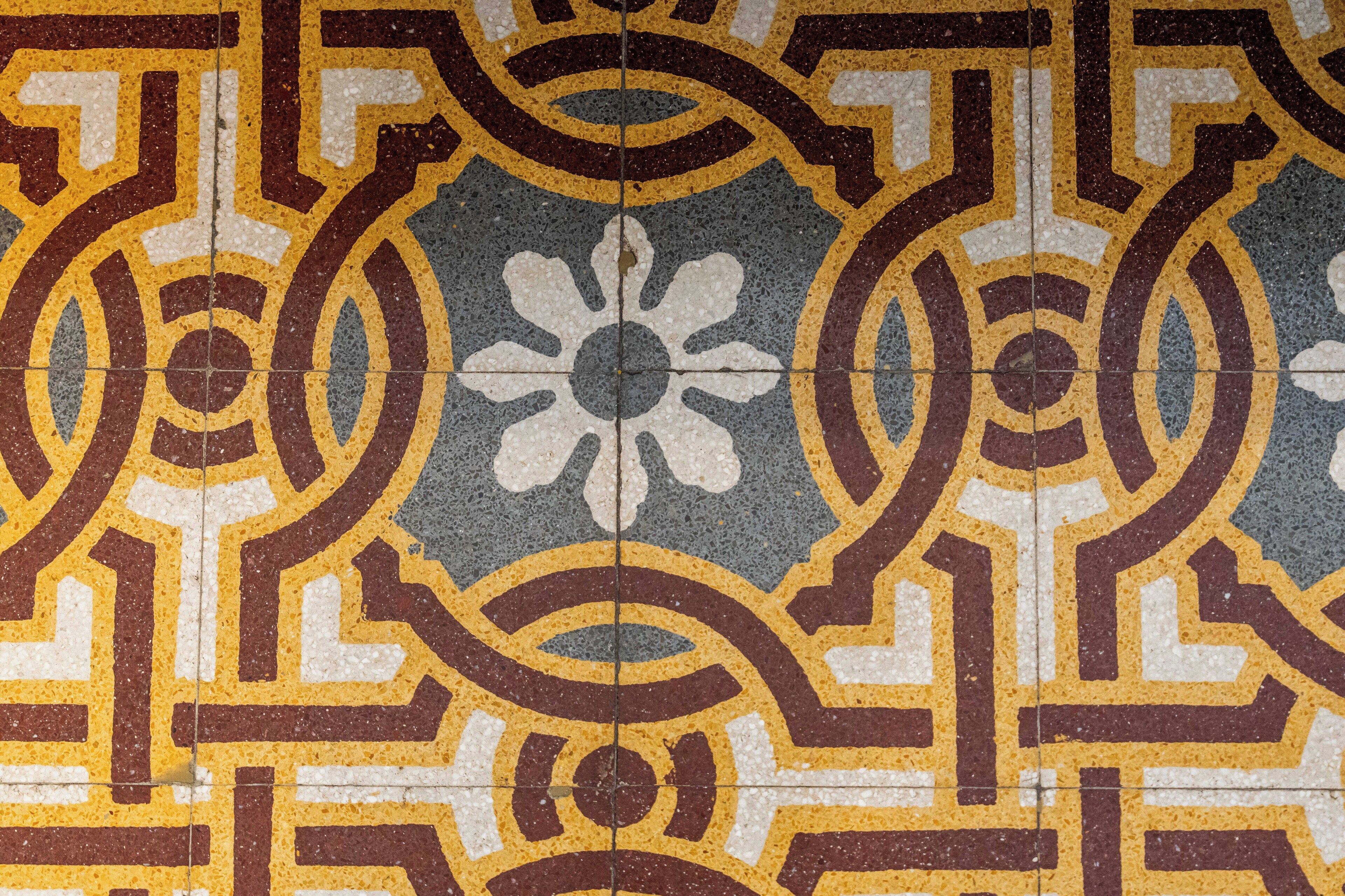 Un motif détaillé en mosaïque, composé de carreaux aux motifs géométriques et floraux.