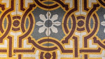 Un motif détaillé en mosaïque, composé de carreaux aux motifs géométriques et floraux.