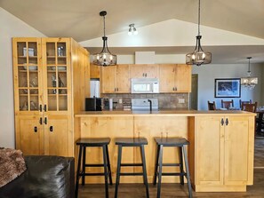 Fridge, microwave, oven, stovetop - Mountain Retreat: Spacious 3BR Downtown Home (Invermere)