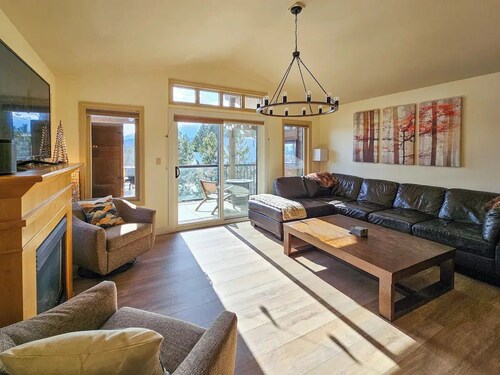 Mountain Retreat: Spacious 3BR Downtown Home