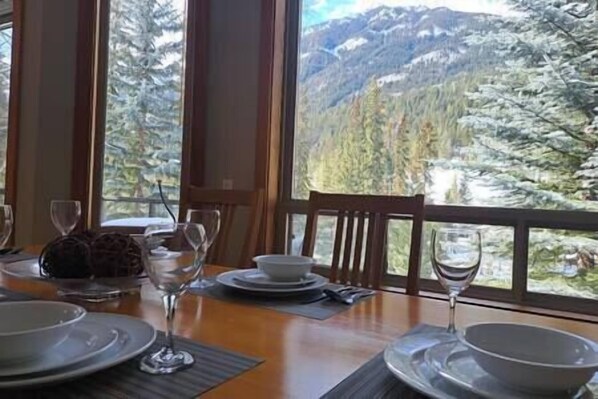 Dining - 3 Bdrm / AC / King Bed / Lift Access / Waterfront (Panorama)