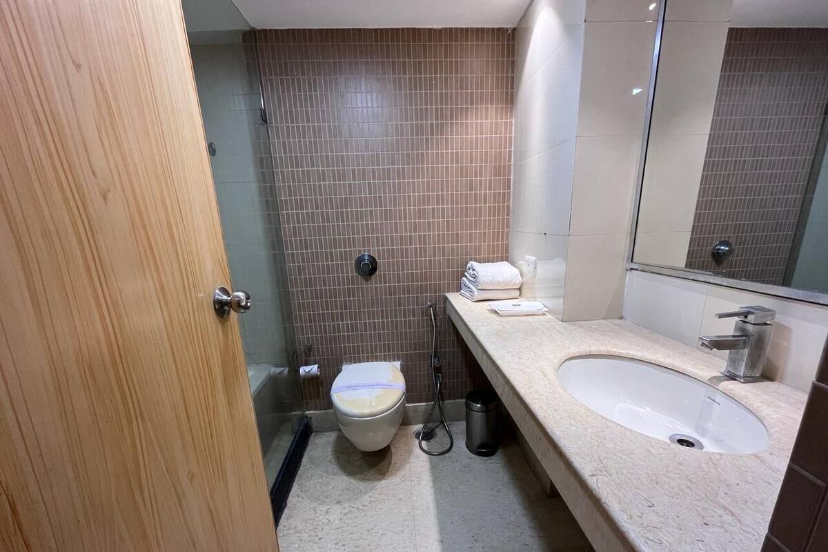 Un baño con inodoro, lavamanos y ducha.