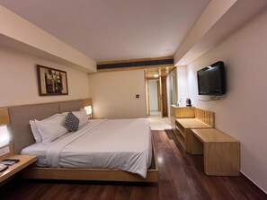 Rom – executive, byutsikt | Skrivebord, skrivebord for bærbar PC og strykejern/-brett