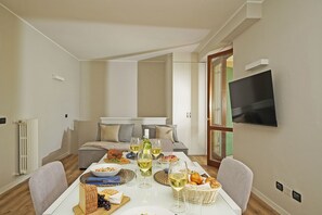 Apartment, Gartenblick | Wohnbereich | 35-Zoll-Fernseher mit Digitalempfang