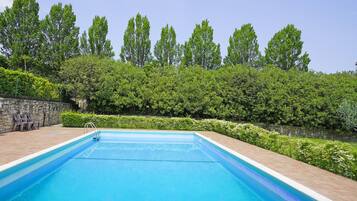 Una piscina al aire libre de temporada