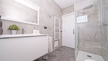 Apartment, Garden View | Bathroom | Shower, hair dryer, bidet, towels