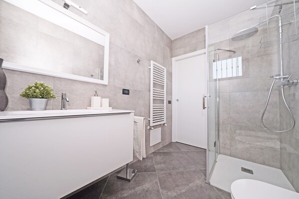 Apartemen, pemandangan kebun | Kamar mandi | Shower, pengering rambut, kloset, dan handuk