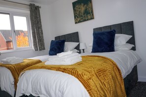 3 Schlafzimmer, Zimmersafe, Schreibtisch, Bügeleisen/Bügelbrett