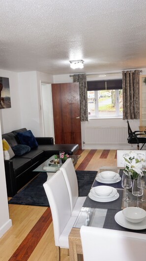 Smart TV, books - Three-bedroom semi-detached house in Wigan for contractors and individuals (Whelley)