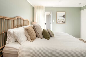 3 Schlafzimmer, Schreibtisch, Bügeleisen/Bügelbrett, Reisekinderbett