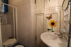 Een douche, een haardroger, een bidet, handdoeken