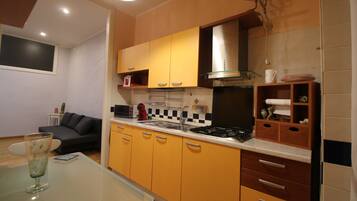 Kühlschrank, Wasserkocher mit Kaffee-/Teezubehör, Wasserkocher