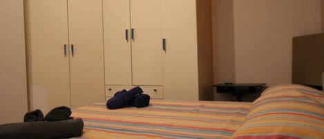 2 habitaciones, tabla de planchar con plancha, wifi y ropa de cama