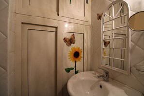 Chuveiro, secador de cabelo, bidê, toalhas de banho