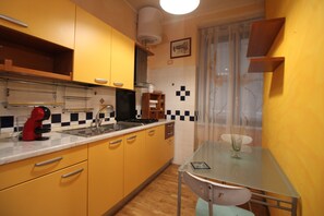 Geladeira, cafeteira/chaleira, chaleira elétrica