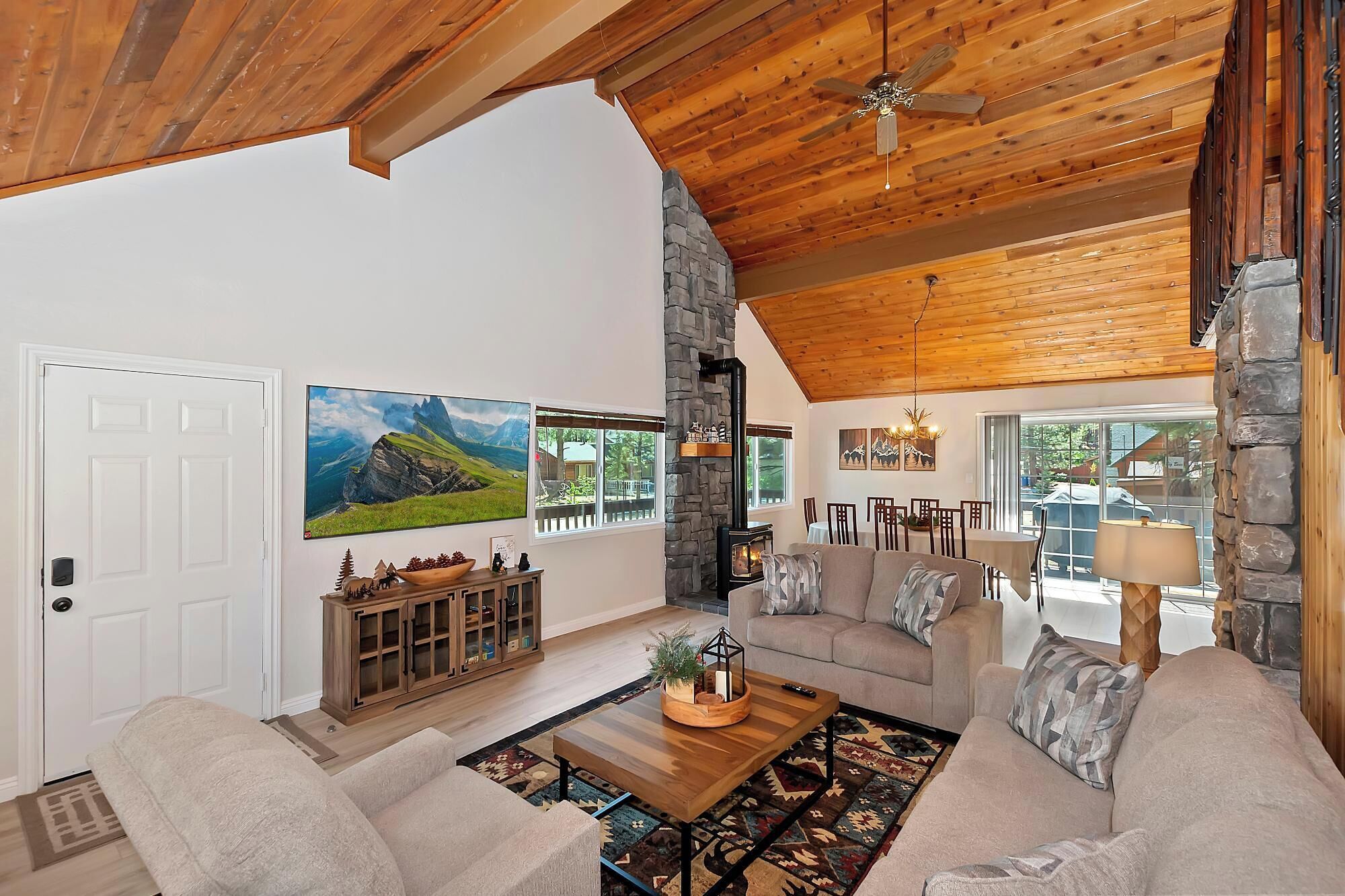 電視、壁爐、電子遊戲、電腦螢幕